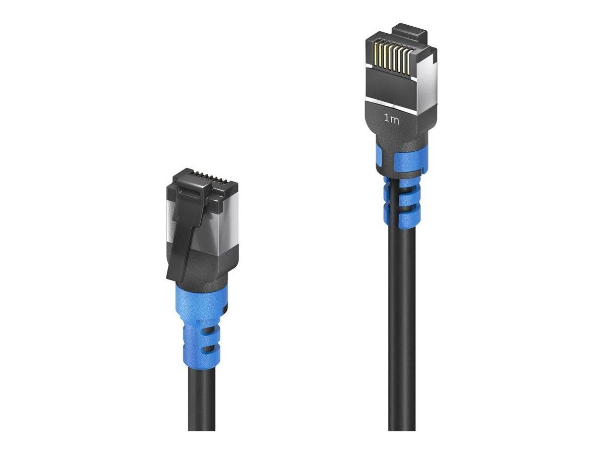 Zwei schwarze Ethernet-Kabelstecker mit blauen Zugentlastungen auf weißem Hintergrund gezeigt, eine Nahaufnahme und eine vollständig sichtbar mit der Bezeichnung „1m
