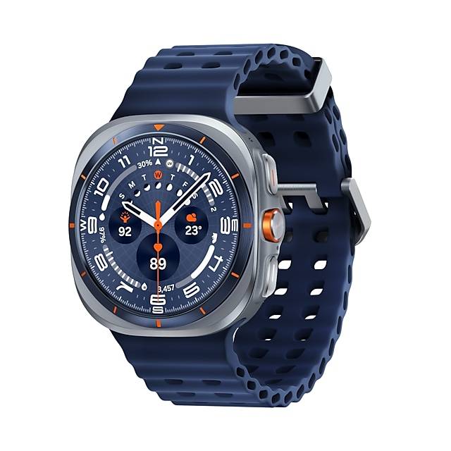 Blaue Smartwatch mit quadratischem silbernem Gehäuse und perforiertem dunkelblauem Sportarmband, die ein digitales, analog anmutendes Zifferblatt mit Gesundheits- und Aktivitätsindikatoren anzeigt.