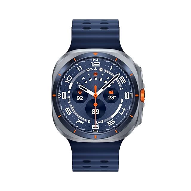Smartwatch mit dunkelblauem Armband und rundem blauem Zifferblatt, das die Analogzeit, das Datum, das Wetter und Fitnessdaten anzeigt.
