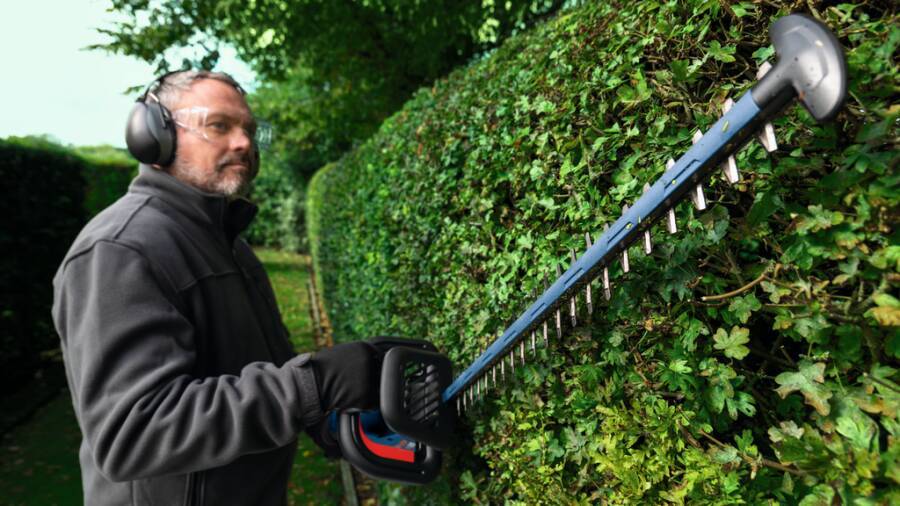 Akku-Heckenschere GHE 18V-50 II / 18V-60 II 06008C9400 Typ Solo Lieferumfang ohne Akku und ohne Ladegerät Spannung 18 V