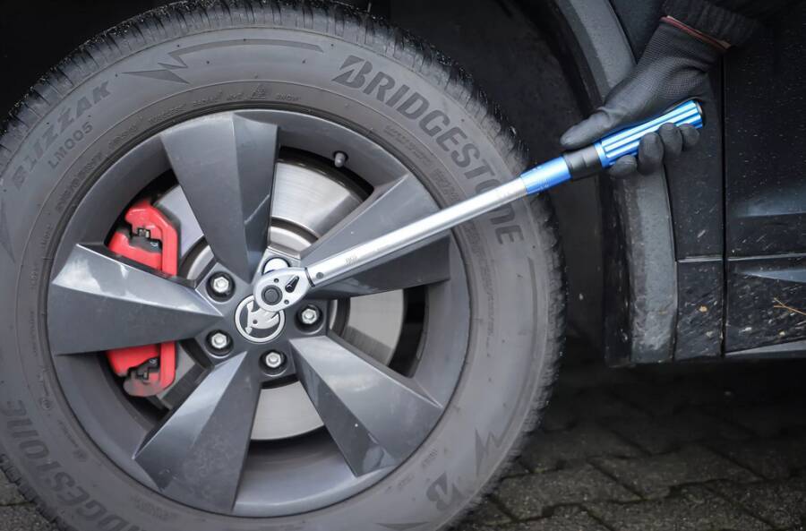 Drehmomentschlüssel mit Feinskala 4296004 Anzugswert 40 - 220 Nm Antriebsvierkant 1/2 `` Länge 525 mm Skaleneinteilung 1