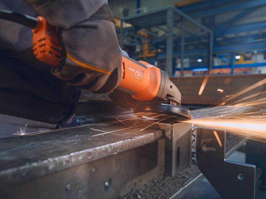 Winkelschleifer CG15 - 150 BL 72251060000 Modell CG15 - 150 BL Lieferumfang Schutzhaube, werkzeuglose Schnellspannmutter