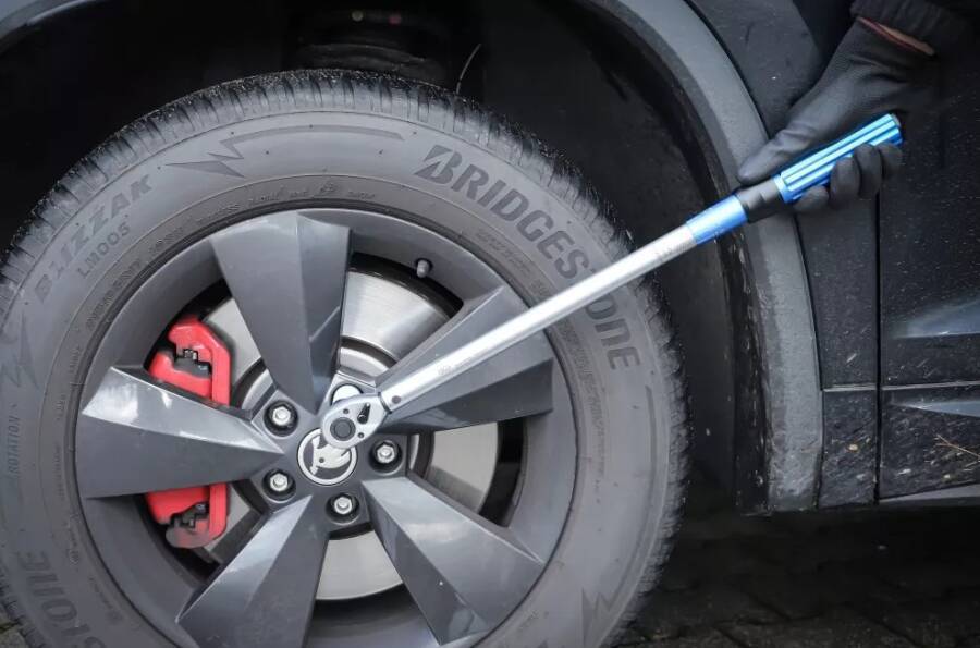 Drehmomentschlüssel mit Feinskala 4296005 Anzugswert 60 - 330 Nm Antriebsvierkant 1/2 `` Länge 585 mm Skaleneinteilung 1