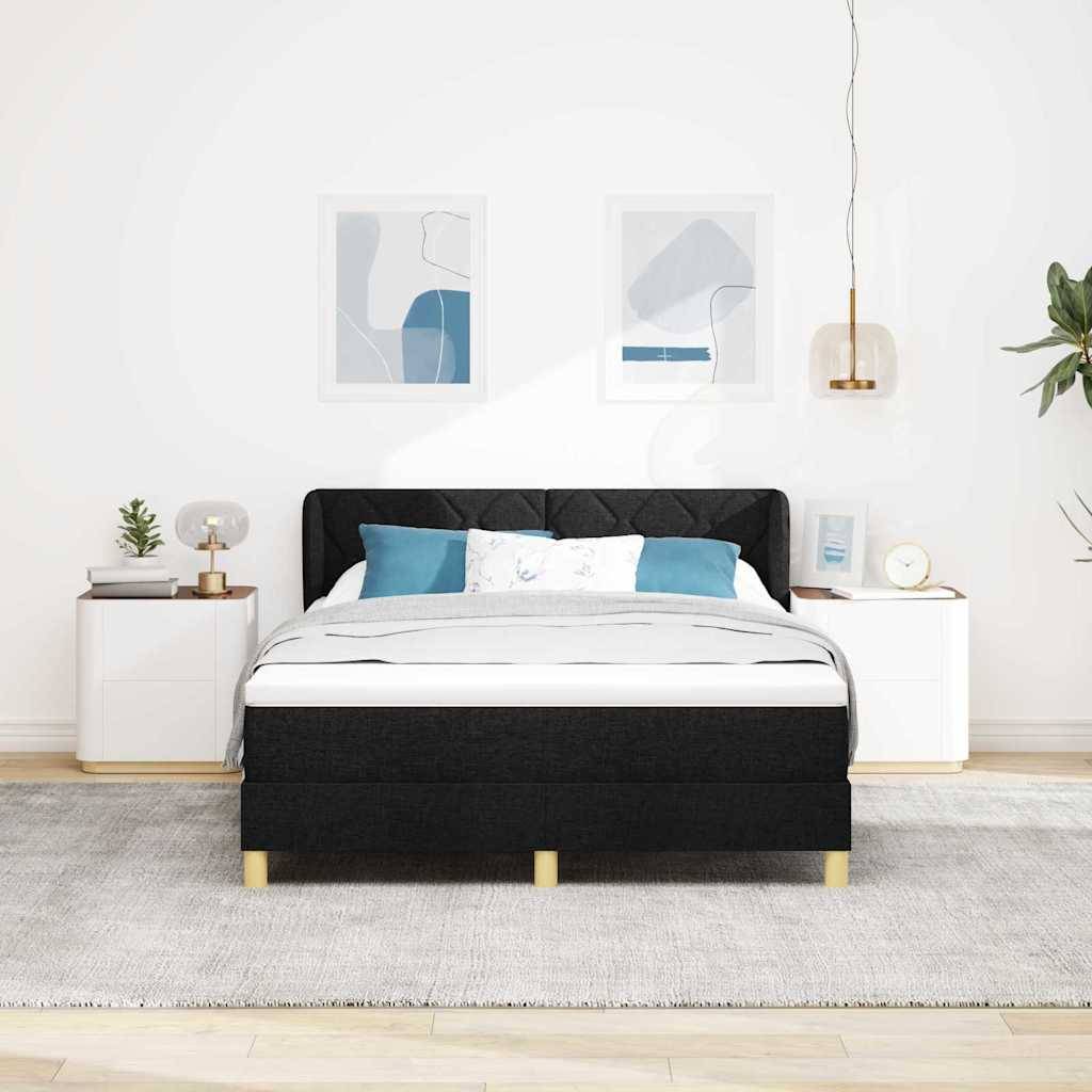 Ein modernes Schlafzimmer mit einem schwarzen gepolsterten Bett, weißer Bettwäsche, zwei Nachttischen mit Lampen und minimalistischer Kunst an der Wand.