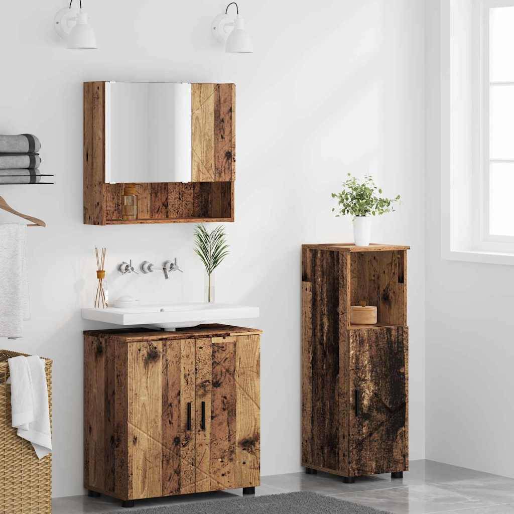 Badezimmer mit rustikalen Holzschränken, einem an der Wand befestigten Spiegel und einem weißen Waschbecken. Eine Zimmerpflanze und ein Handtuch sind sichtbar und vervollständigen die Dekoration.