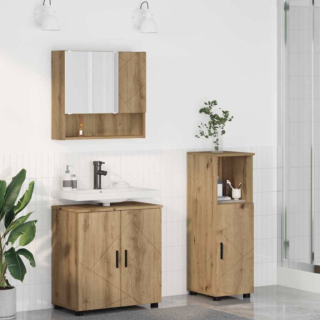 Ein modernes Badezimmer mit Holzmöbeln, ausgestattet mit einem Waschbecken, einem Spiegel und einem hohen Schrank auf der rechten Seite. Weiße Fliesen und zwei Wandleuchten sorgen für eine minimalistische Dekoration.