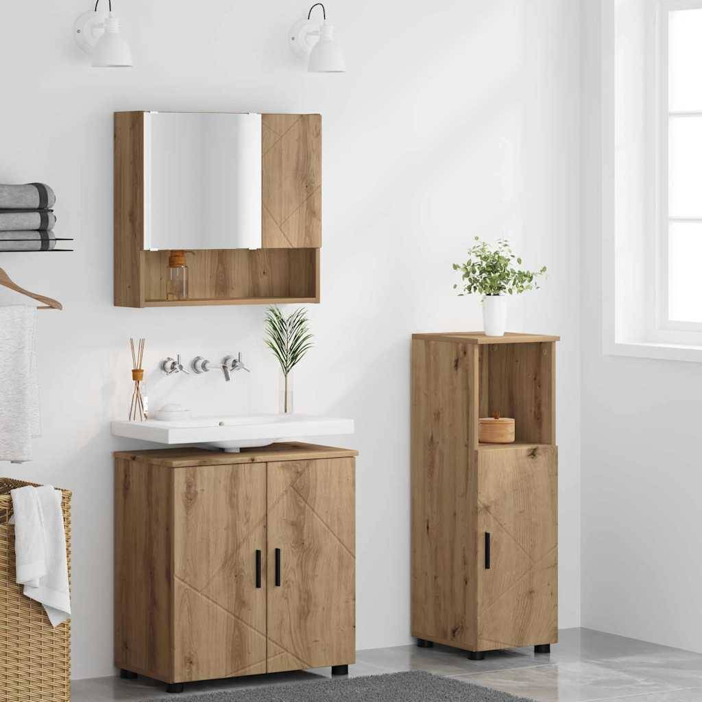 Ein modernes Badezimmer verfügt über Holzmöbel, ein weißes Waschbecken und einen wandmontierter Spiegel. Zwei Wandleuchten und eine kleine Pflanze komplettieren die Dekoration.