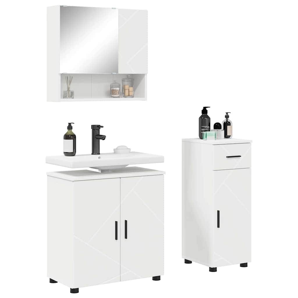 Weißes Badmöbel-Set bestehend aus einem wandmontiertem Spiegelschrank, einem Waschbecken mit Unterschrank und einem hohen Aufbewahrungsschrank, jeweils mit schwarzen Griffen.