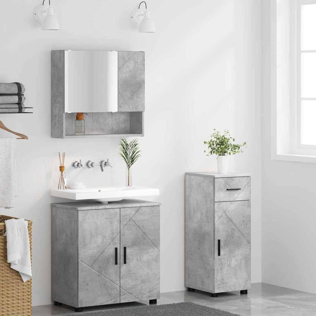 Modernes Badezimmer mit grauer Betonwaschtischplatte und -schrank, wandmontiertem Spiegel, Handtuchhaltern und dekorativen Pflanzen, unter heller Beleuchtung.