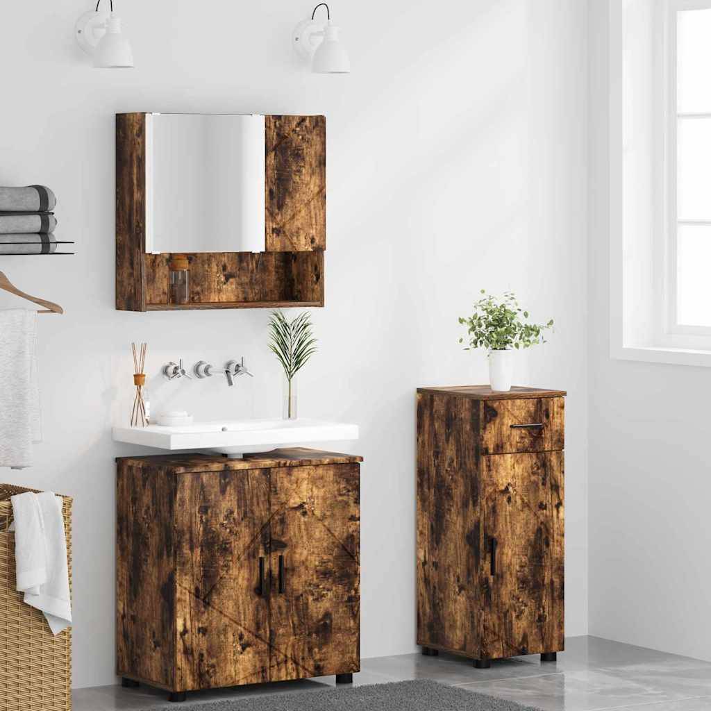 Ein Badezimmer mit holzmusterartiger Waschtischanlage, Spiegel und hohem Schrank. Weiße Armaturen, Wandleuchten, eine kleine Pflanze und zusammengelegte Handtücher ergänzen die Dekoration.