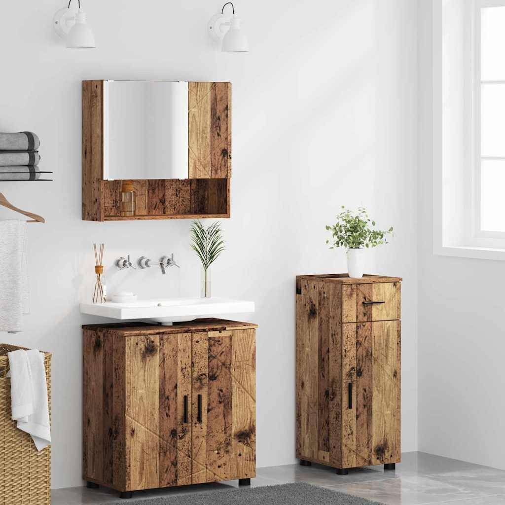 Rustikales Badezimmer mit Holzschränken, weißem Waschbecken und wandmontiertem Spiegel. Zwei weiße Wandlampen über dem Spiegel.