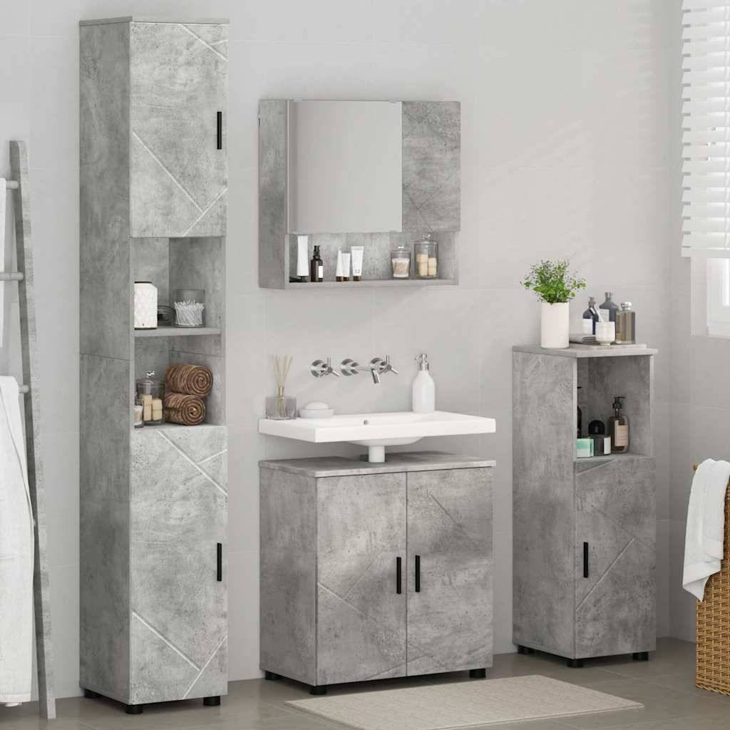 Ein modernes Badezimmer mit grauen, betonartigen Schränken und Regalen. Der Wandspiegel befindet sich über einem Waschbecken mit Toilettenartikeln, Pflanzen und Handtüchern.