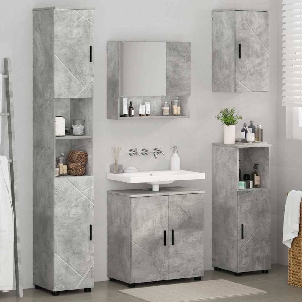 Badezimmer mit Schränken im grauen Betonlook, Wandwaschbecken, Spiegel mit Körperpflegeprodukten und kleinen Regalen, auf denen Handtücher und Pflanzen stehen.