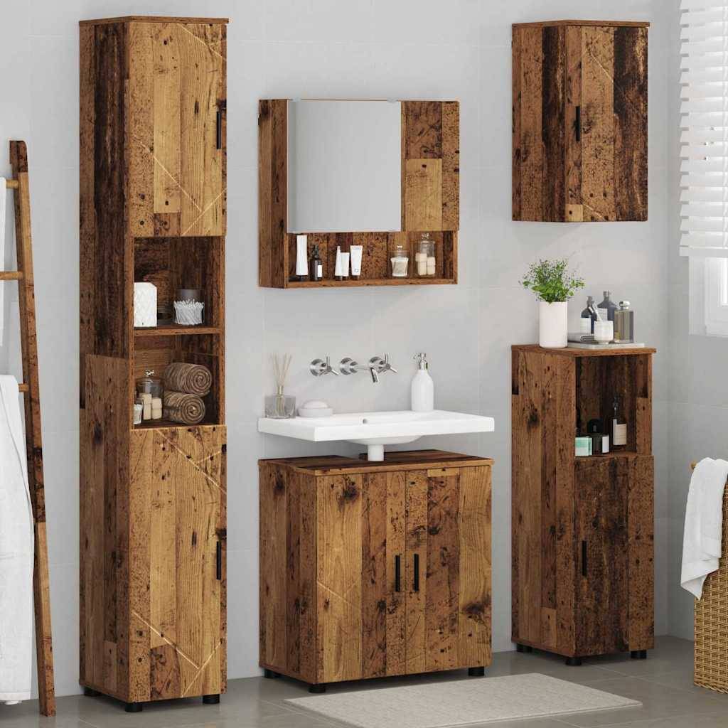 Modernes Badezimmer mit rustikalen Holzschränken und Regalen, einem kleinen Spiegel über einem weißen Waschbecken und sorgfältig angeordneten verschiedenen Toilettenartikeln.