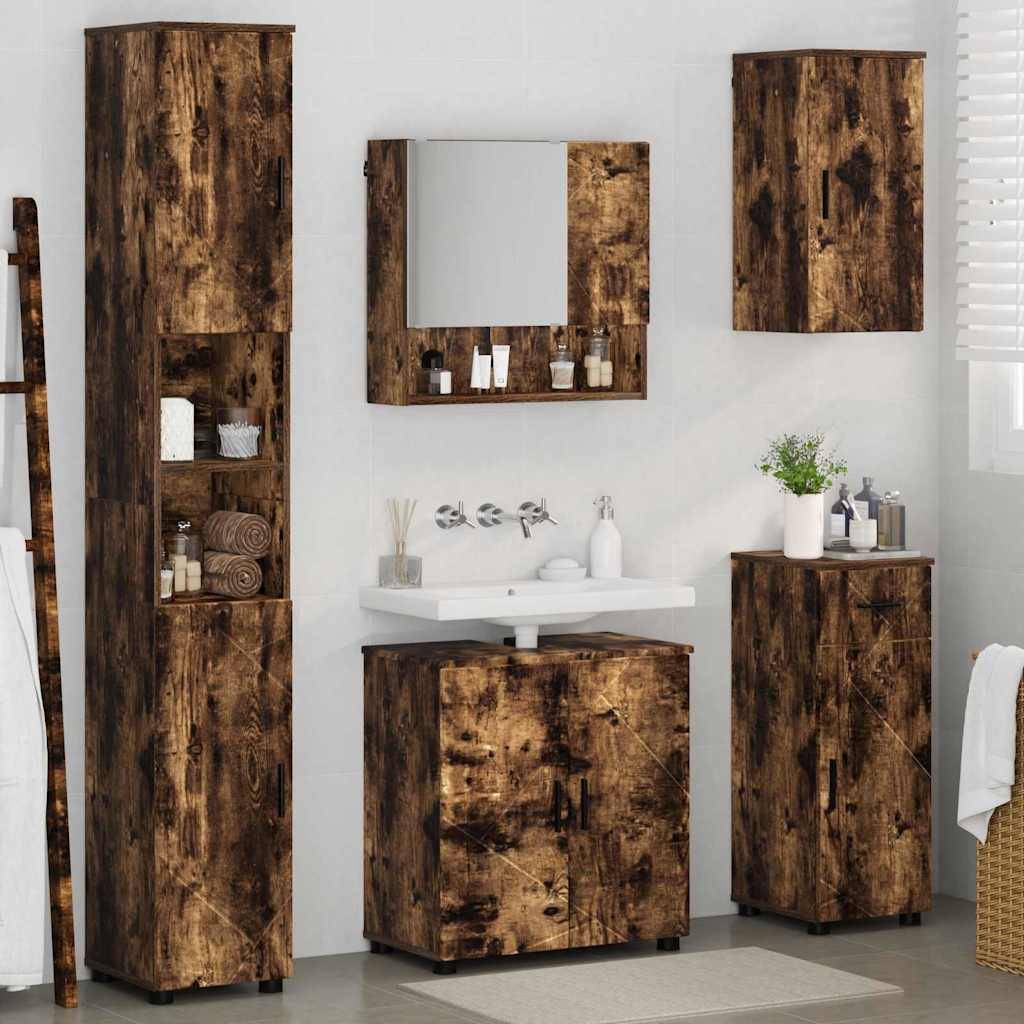 Rustikales Badezimmer mit dunklen Holzschränken, weißem Waschbecken mit Wasserhahn, Spiegel darüber und kleinem Regal mit Toilettenartikeln. Helle Beleuchtung und neutrale Wände.