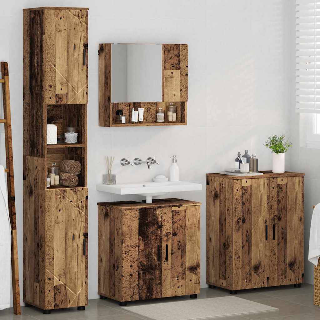 Badezimmer mit rustikalen Holzschränken, einem wandmontierten Spiegel, einem weißen Waschbecken und einer hellgrauen gefliesten Wand.