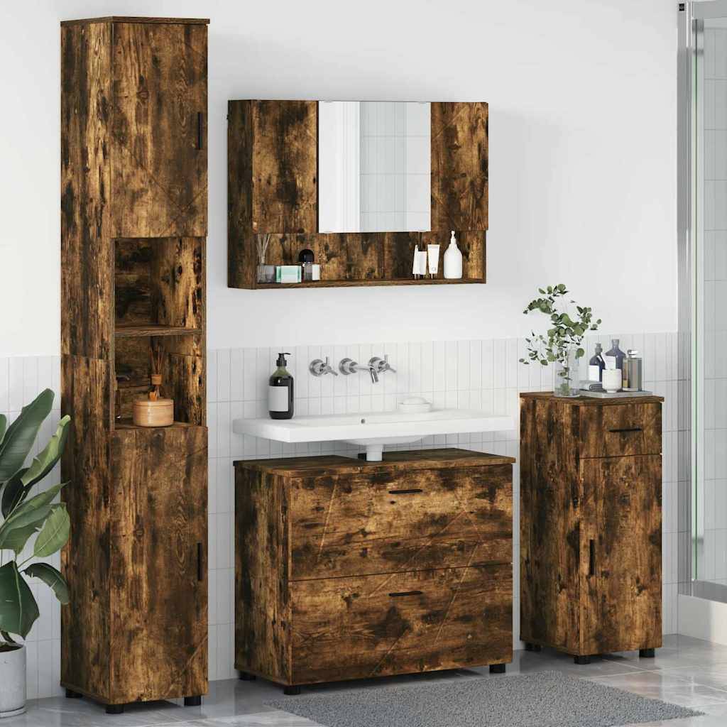 Rustikales Badezimmerinterieur mit holztexturierten Schränken, einem Spiegel und einem Waschbecken. Ein hoher Schrank auf der linken Seite, ein Waschtisch unter dem Waschbecken, ein kleinerer Schrank auf der rechten Seite, mit einer Topfpflanze in der Nähe.