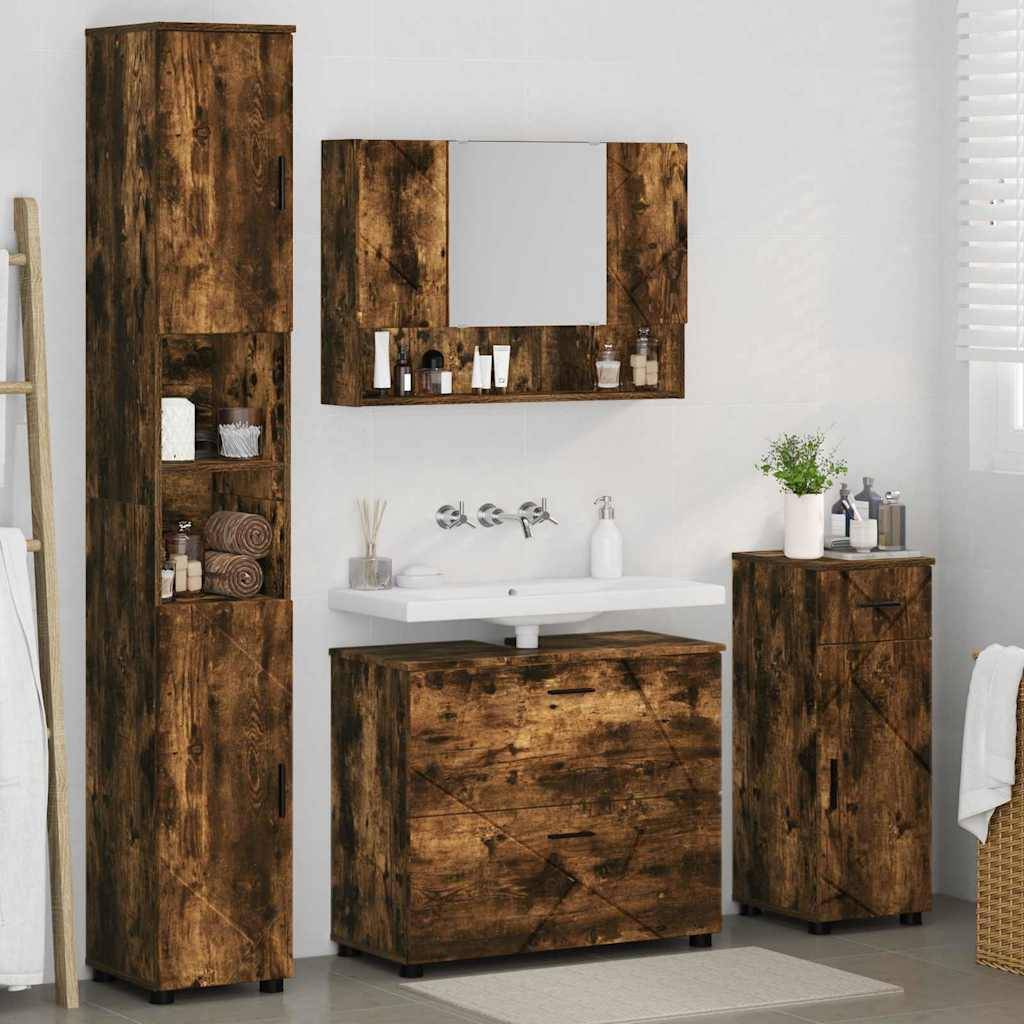 Ein Badezimmer mit einer rustikalen Holz-Waschtischanlage, bestehend aus einem Spiegel, Regalen, einem Schrank und einem Waschbecken. Handtücher und Toilettenartikel sind ordentlich angeordnet.