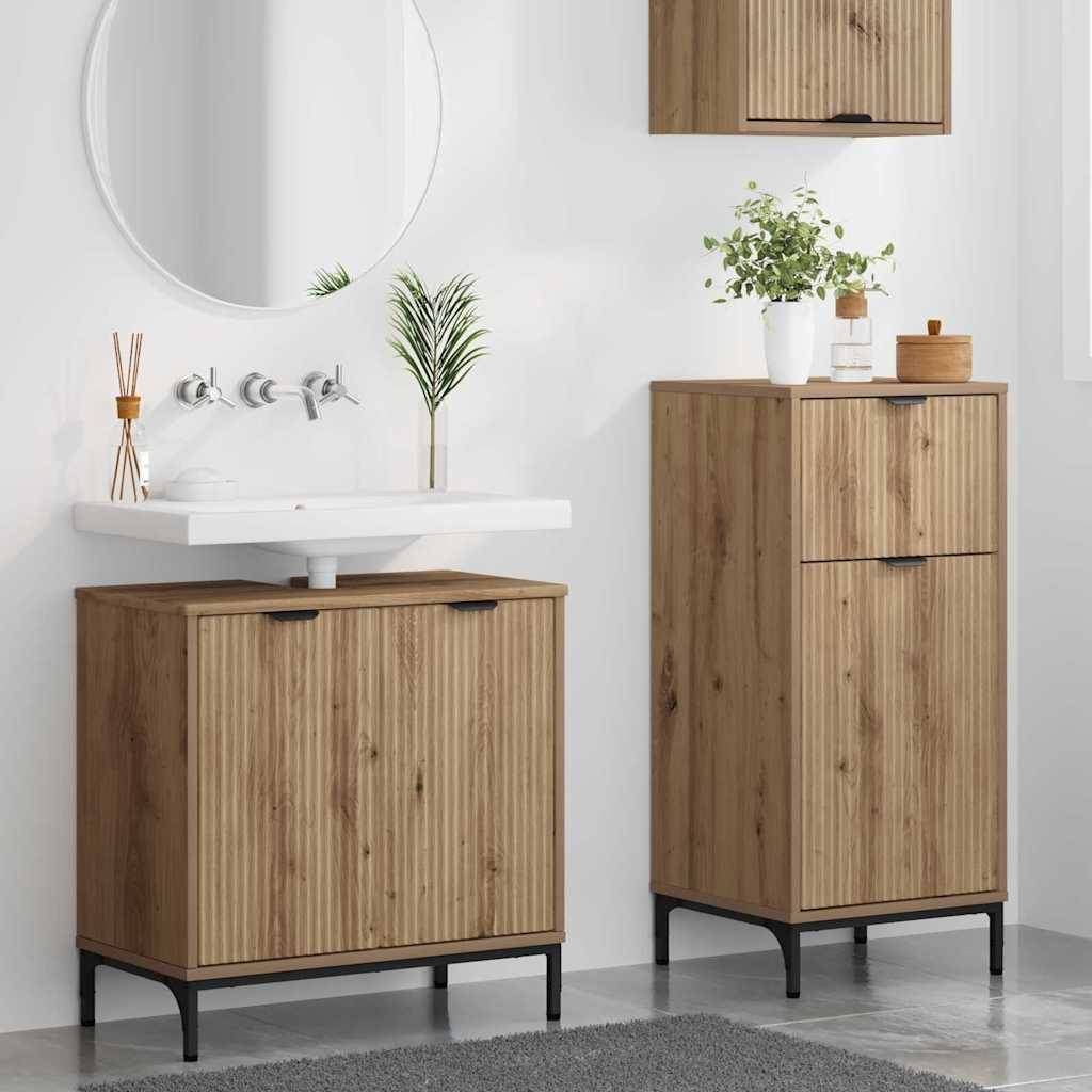 Modernes Badezimmer mit Holzschränken, einem runden Spiegel und einem wandmontierten Waschbecken. Eine kleine Pflanze und Toilettenartikel verleihen dem Raum eine dekorative Note.