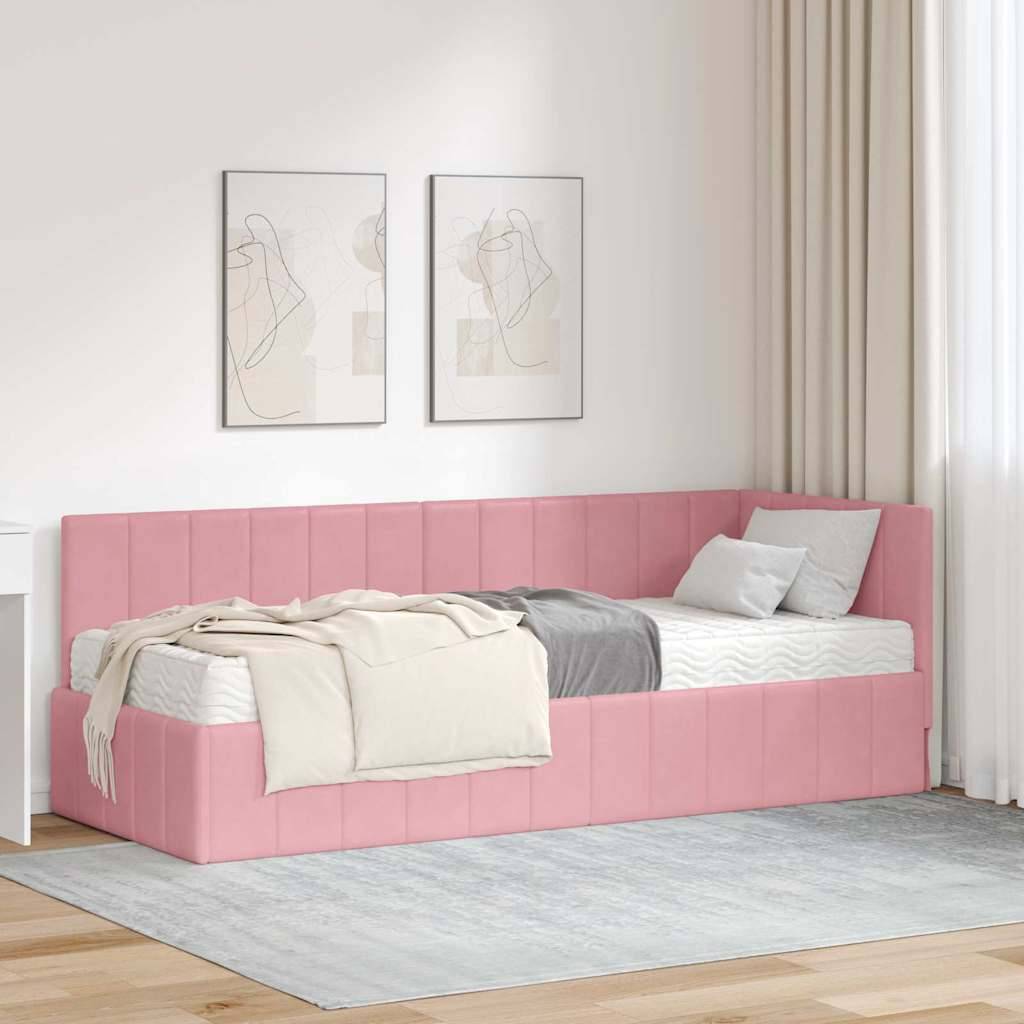 Ein modernes Schlafzimmer zeigt ein rosa gepolstertes Bett mit zwei abstrakten Kunstwerken an der Wand, einem hellen Teppich und einem Schreibtisch auf der linken Seite.