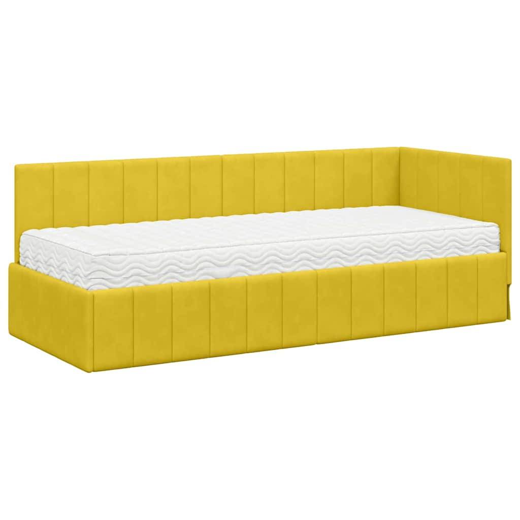 Eine gelbe gepolsterte Tagesbettkoje mit einer weißen Matratze, die ein modernes, minimalistisches Design und vertikale Steppnähte an den Seitenpaneelen aufweist.