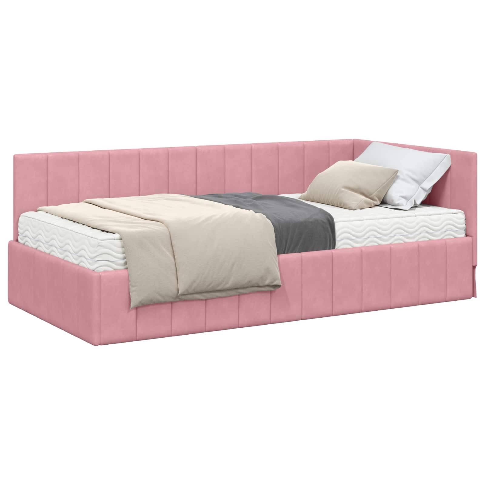 Ein rosa gepolstertes Tagesbett mit Steppdesign, ausgestattet mit einer Matratze, beige und grauen Bettwaren und mehreren Kissen, vor einem weißen Hintergrund.
