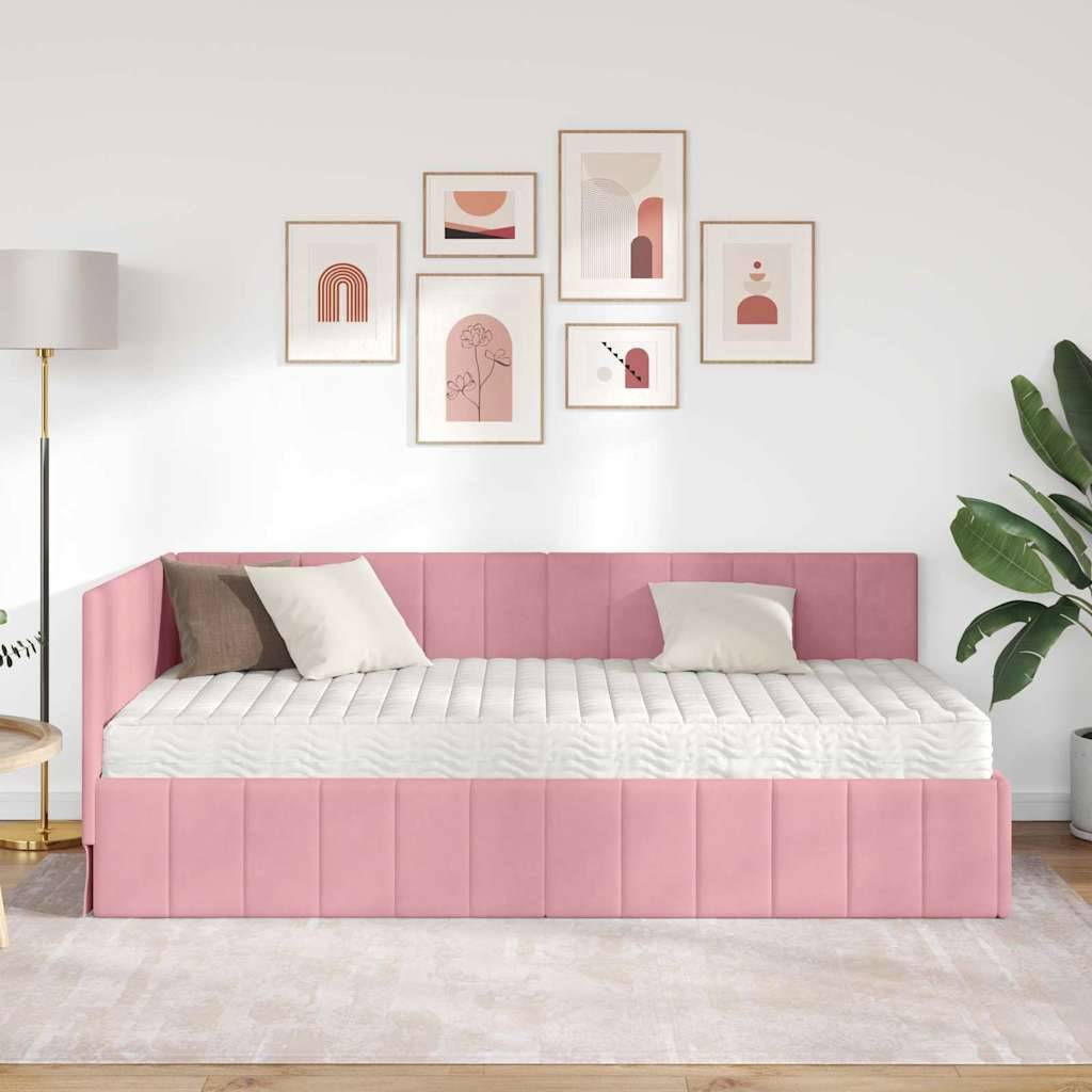 Ein modernes Schlafzimmer präsentiert ein rosa gepolstertes Tagesbett mit weißer Bettwäsche und beigen Kissen, einen beigen Teppich, eine hohe Lampe und Wandkunst darüber.