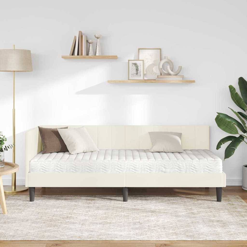 Ein minimalistisches Schlafzimmer mit einem cremefarbenen Bett, das drei Kissen trägt, einem beigen Teppich, schwebenden Regalen mit Dekoration, einer hohen Stehlampe und einer Zimmerpflanze.