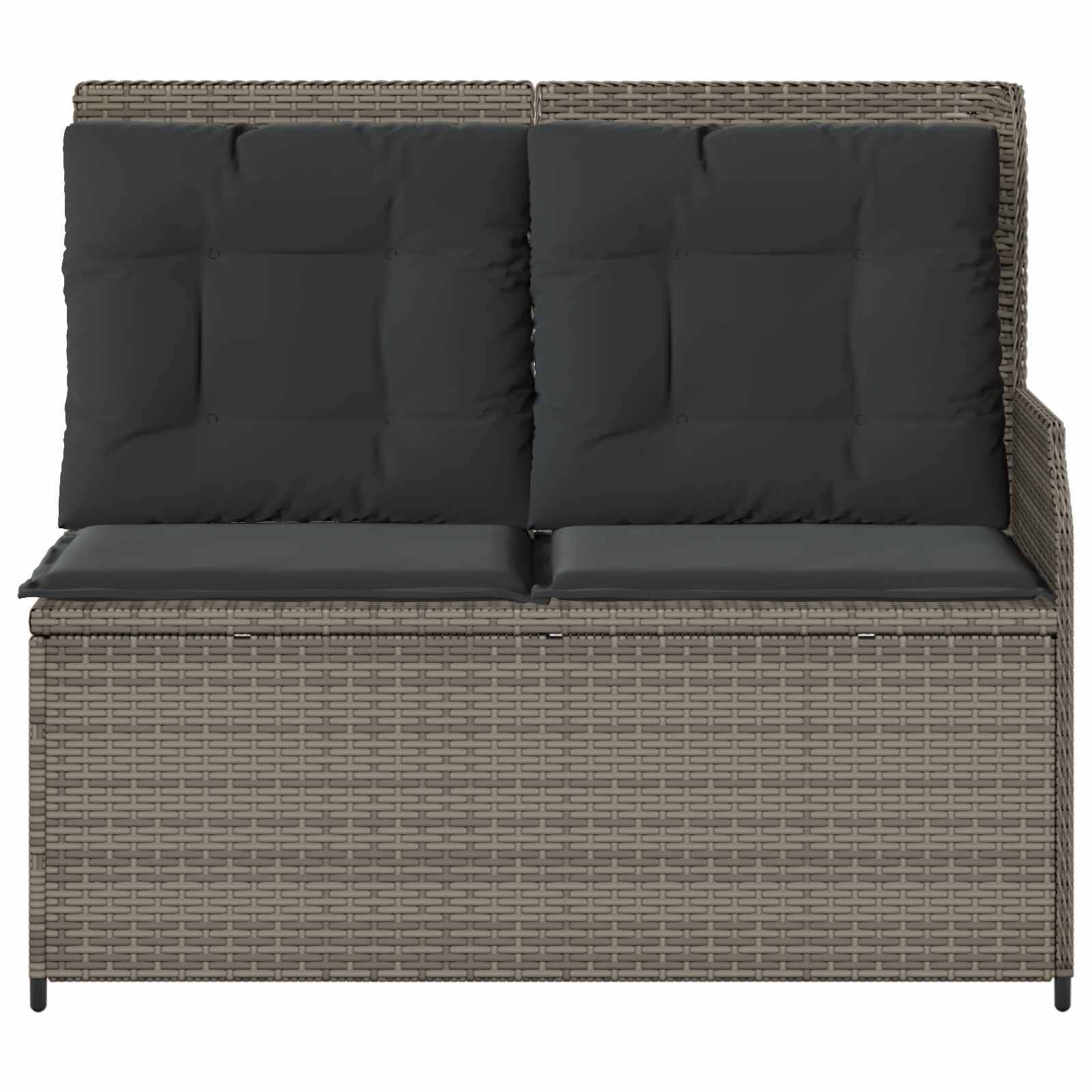 Outdoor-Rattan-Zweisitzer mit hoher Rückenlehne und schwarzen Kissen.
