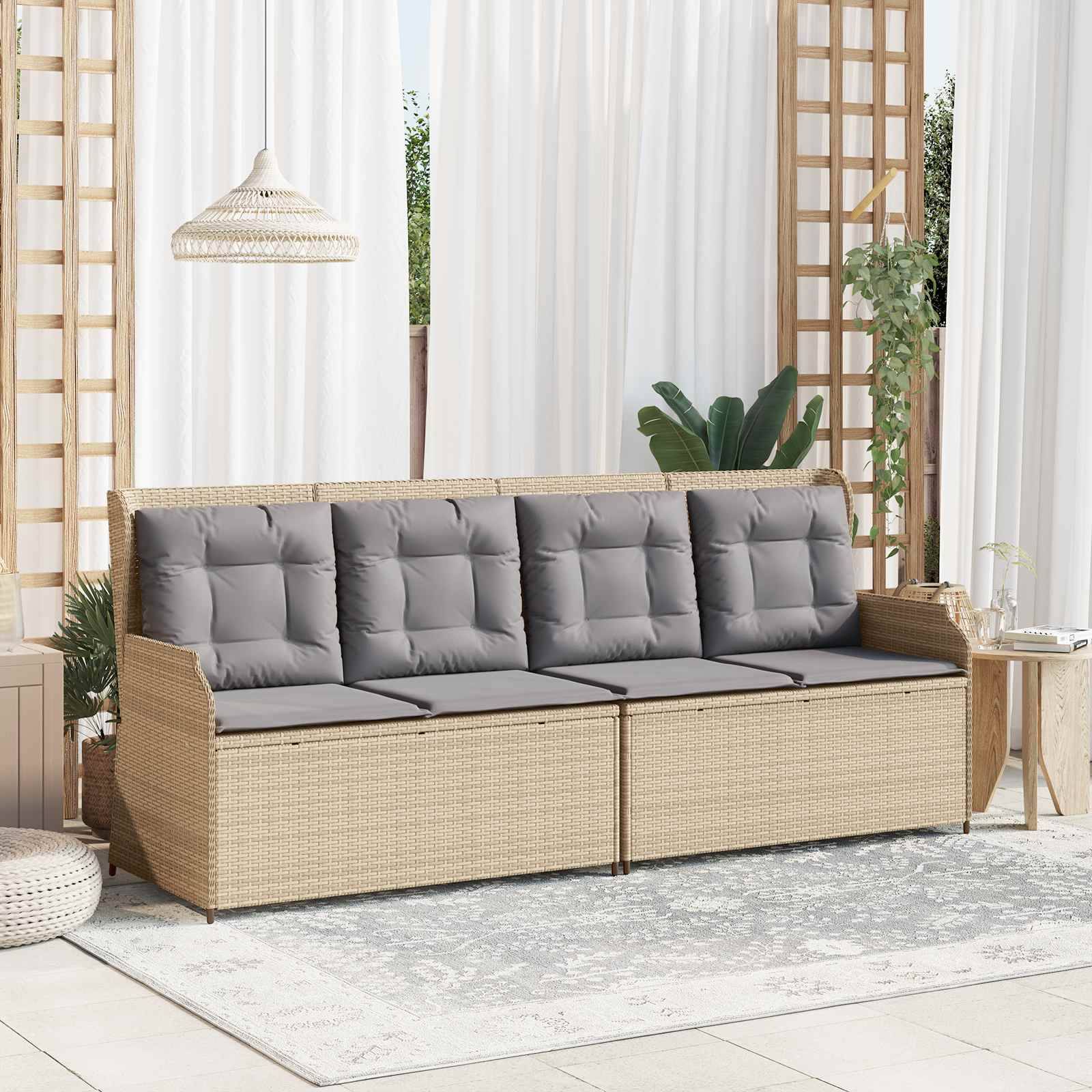 Außenbereich mit einer grauen Sitzkissen-Rattan-Couch, kleinen Tischen und Pflanzen vor einem Holzgitter, unter hängenden Lampen.