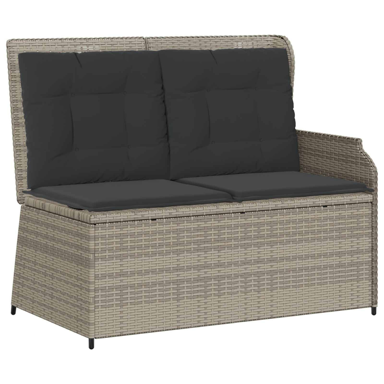 Rattan-Zweisitzer mit dunklen Kissen auf einem hellen Rattangestell, geeignet für Außenbereich-Möblierung, mit schlichtem und modernem Design.