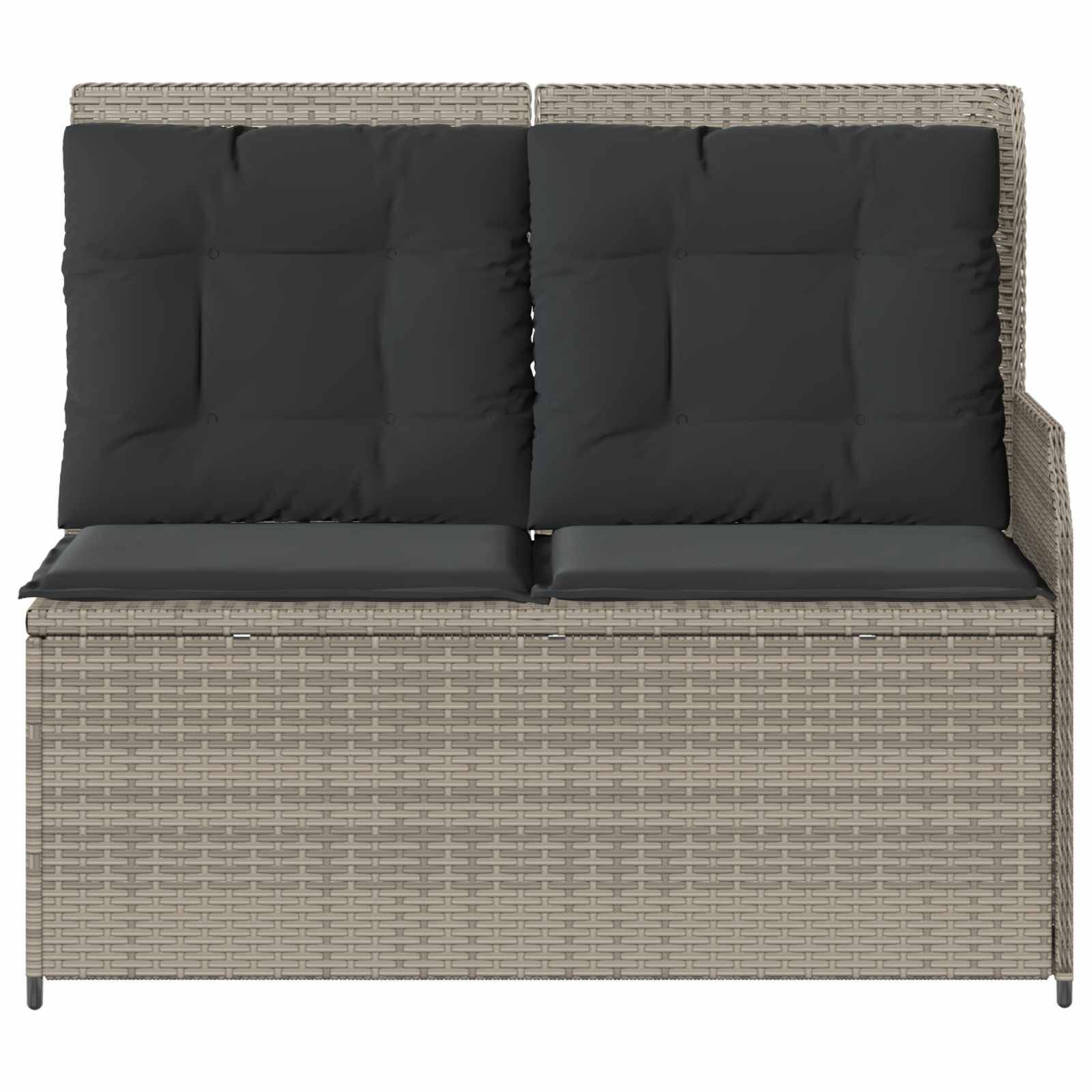 Zweisitziges Outdoor-Sofa mit Rattangestell und schwarzen Kissen, geeignet für Terrassen oder Gärten.