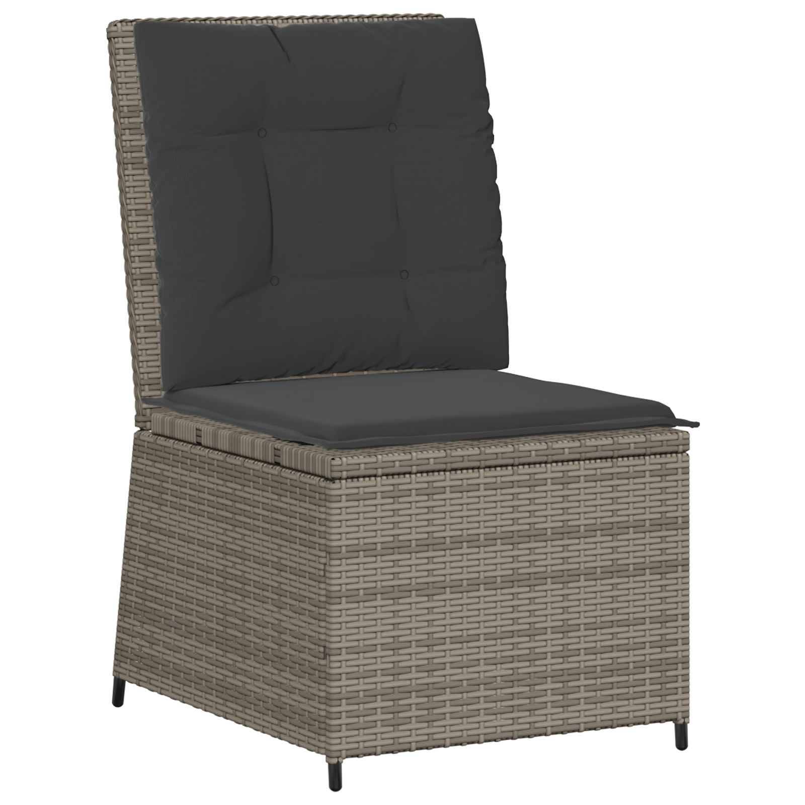 Ein gewebter Rattan-Außenstuhl mit dunkler gepolsterter Sitzfläche und Rückenlehne, der ein minimalistisches Design aufweist.