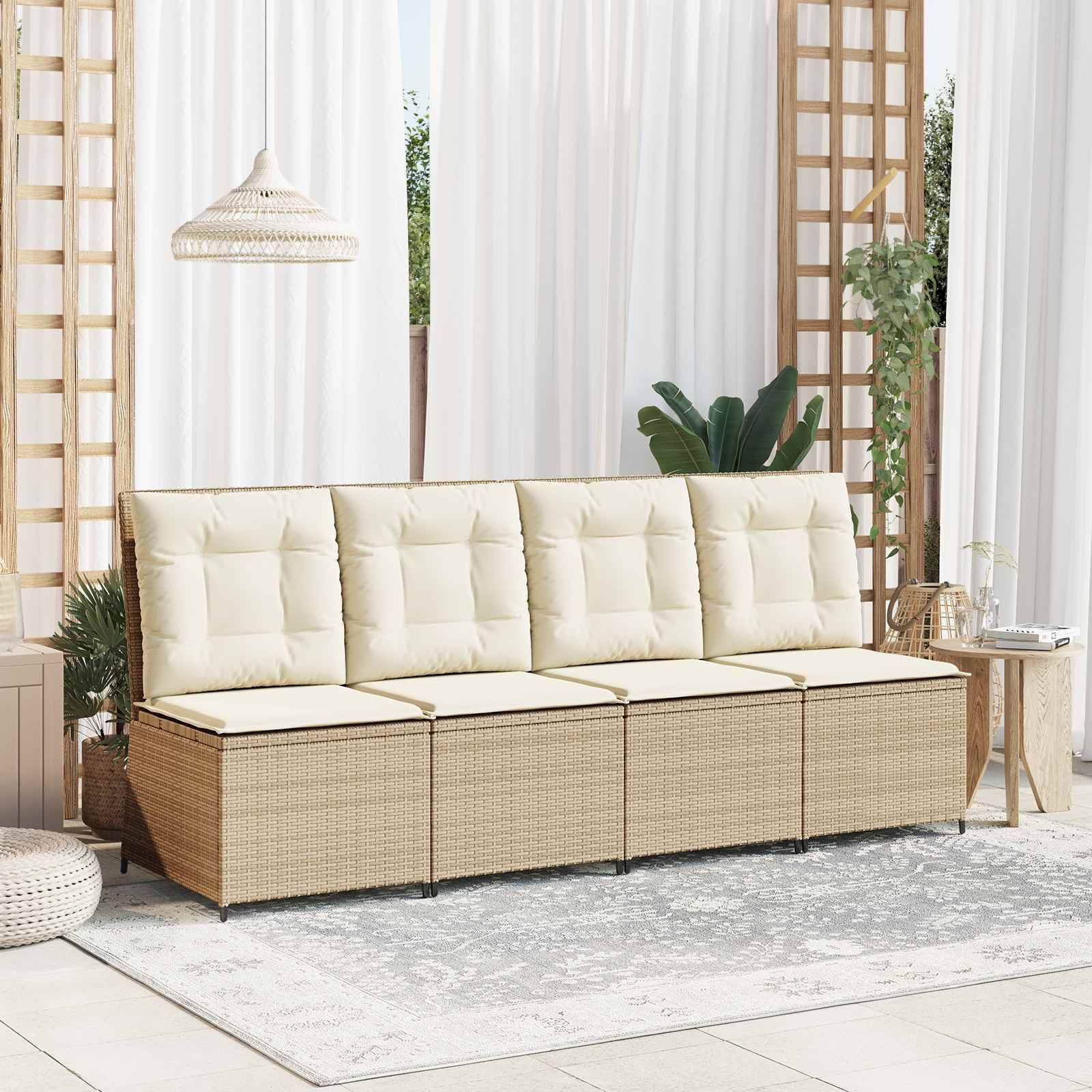 Outdoor-Terrasse mit einem beigen Rattansofa, cremefarbenen Kissen, weißen Vorhängen und grünen Pflanzen. Natürliches Licht schafft eine ruhige, gemütliche Atmosphäre.