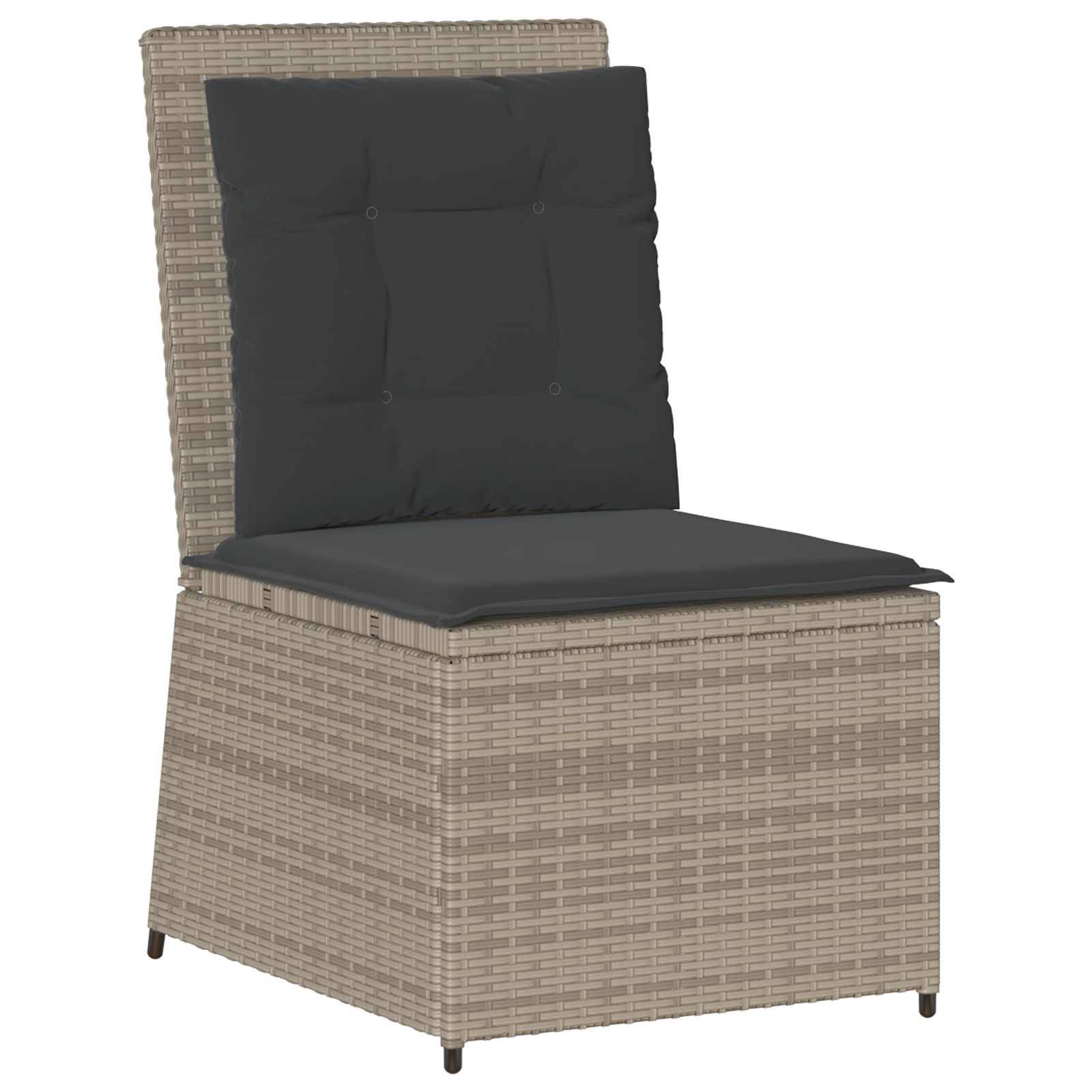 Ein beiger geflochtener Rattan-Gartenstuhl mit einer hohen, schwarz gepolsterten Rückenlehne und Sitzfläche.