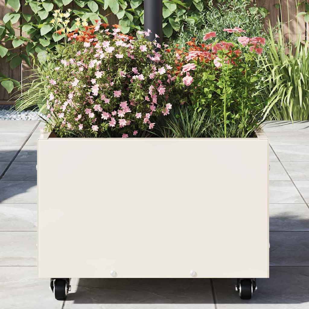 Eine mobile Pflanzbox auf Rollen, gefüllt mit rosa, orangefarbenen und weißen Blumen, aufgestellt auf einer gefliesten Terrasse mit grünem, belaubtem Hintergrund.