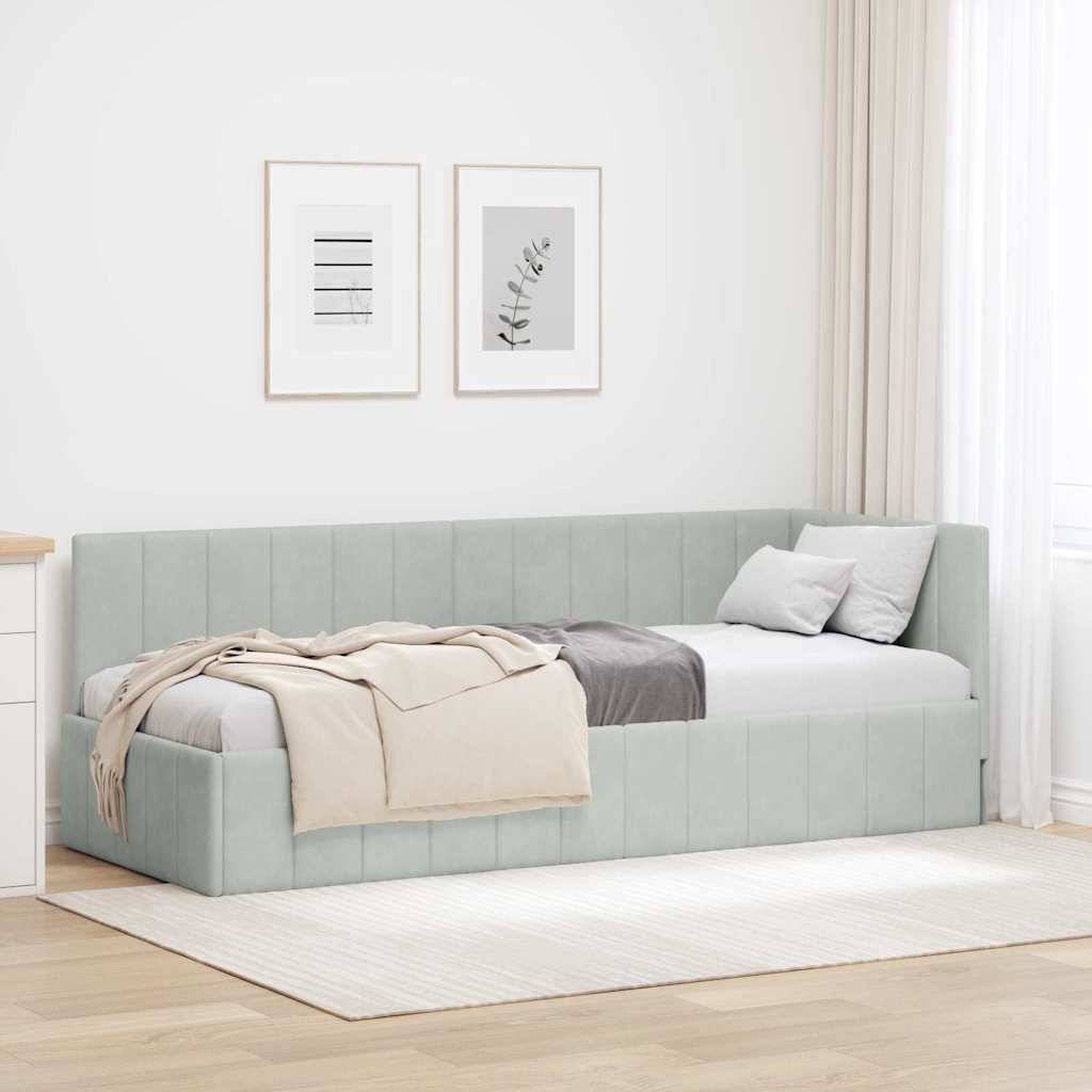 Mint-grünes gepolstertes Tagesbett mit Bettwäsche in einem hellen, minimalistischen Schlafzimmer, dargestellt vor einer weißen Wand mit zwei gerahmten Drucken.