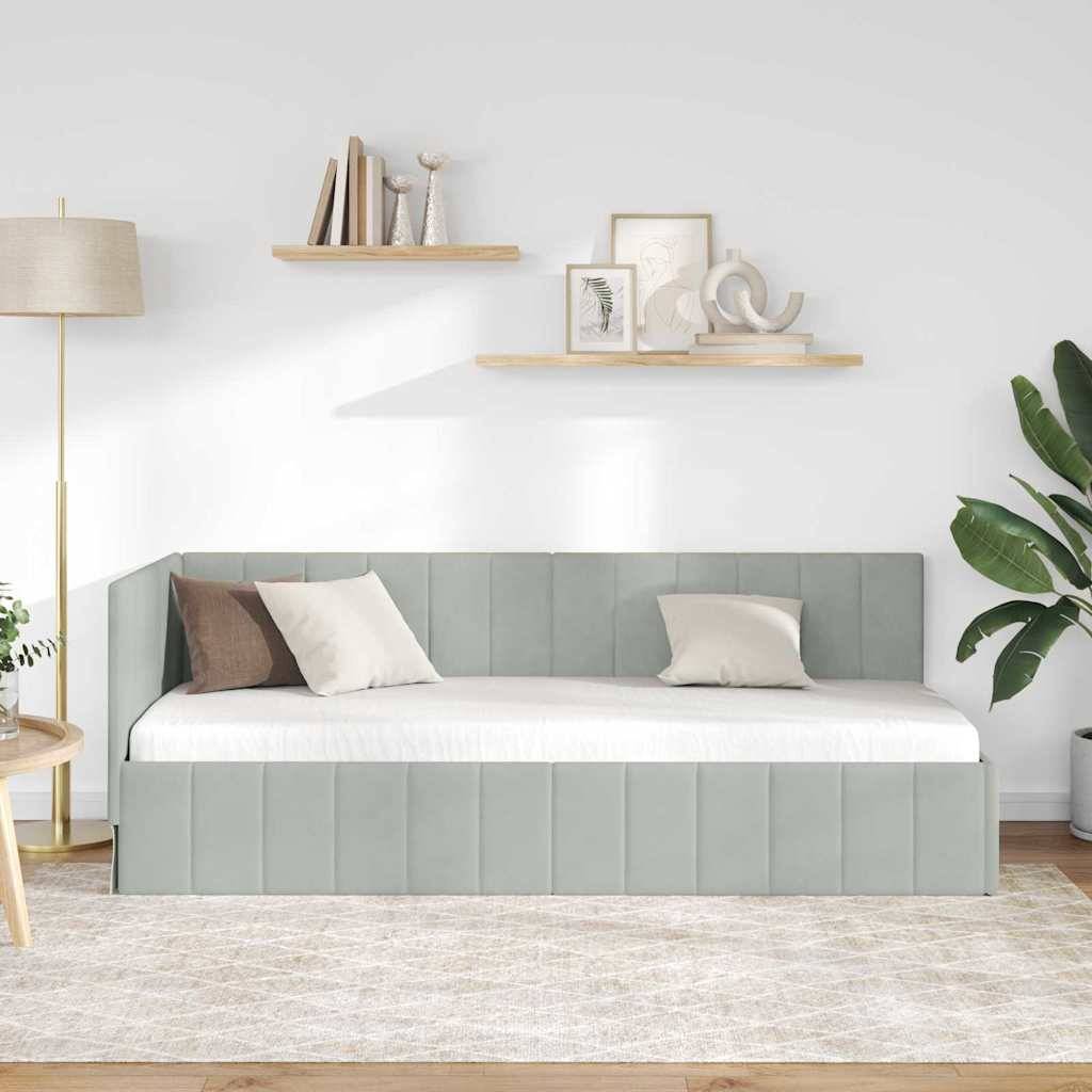 Minimalistisches Schlafzimmer mit einem hellgrünen Tagesbett, weißer Bettwäsche und Kissen, schwebenden Regalen, Stehleuchte, Pflanze und neutraler Dekoration.