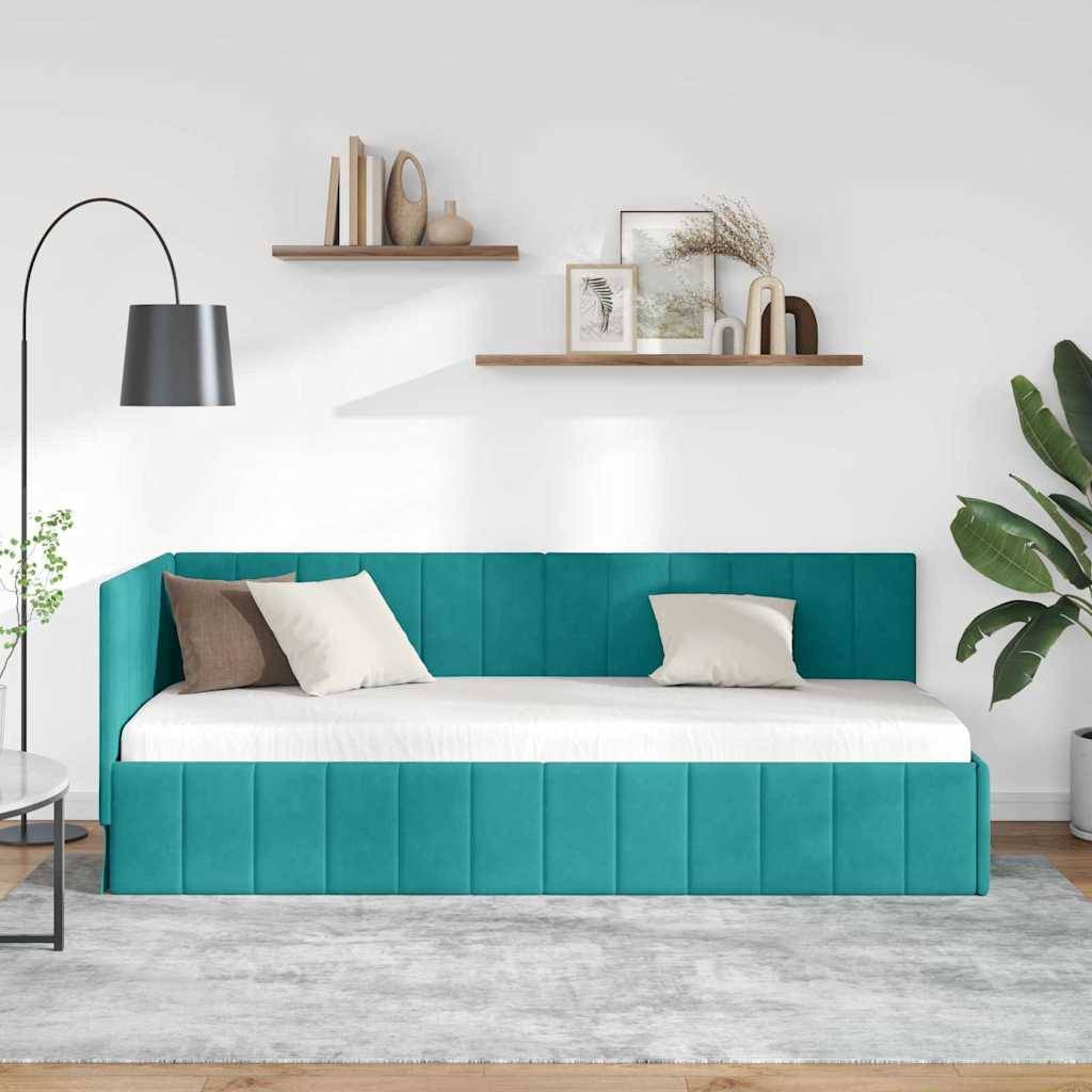 Tealfarbenes gepolstertes Tagesbett mit weißer Bettwäsche in einem hellen, minimalistischen Zimmer mit Wandregalen, Lampe, Pflanze und Teppich.