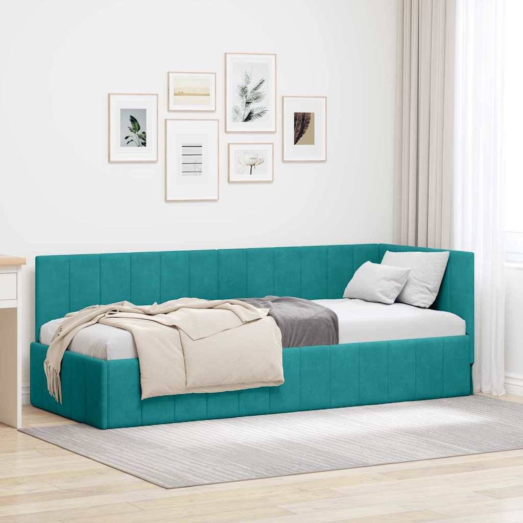 Teal gepolstertes Tagesbett mit Bettwäsche und Kissen in einem hellen weißen Schlafzimmer, mit sechs gerahmten Drucken über dem Kopfende.