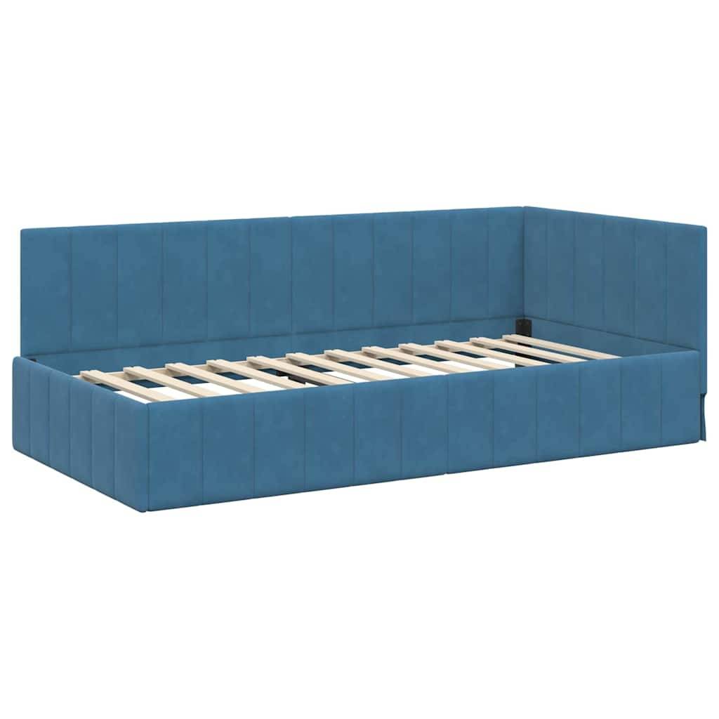 Ein blau gepolstertes Tagesbett mit einer Holzlatten-Unterkonstruktion, designed für eine Matratze. Die Rückseite und die Seiten sind gepolstert und bilden eine dreiseitige Einfassung.