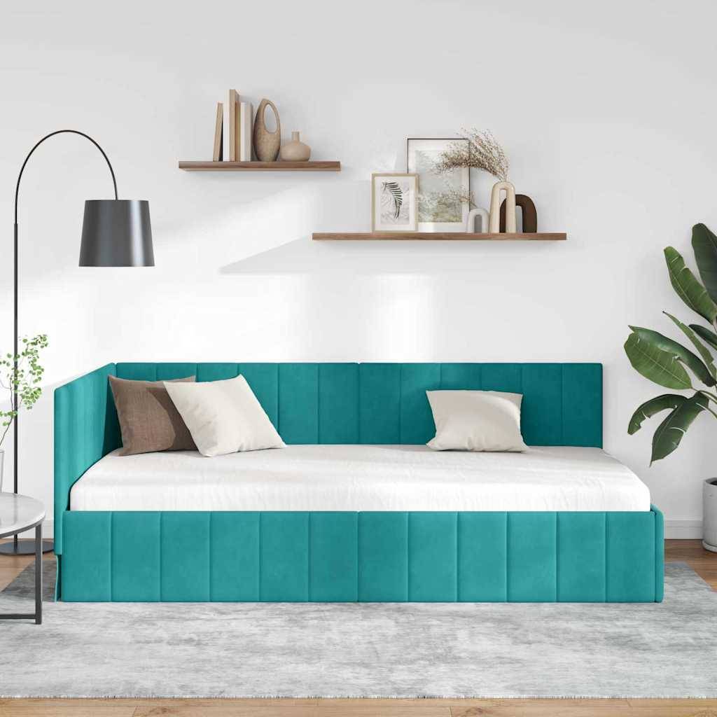 Ein modernes Schlafzimmer mit einem gepolsterten Bett in Blaugrün, drei dekorativen Kissen, einer schwarzen Stehleuchte, schwebenden Holzregalen und einer Topfpflanze.