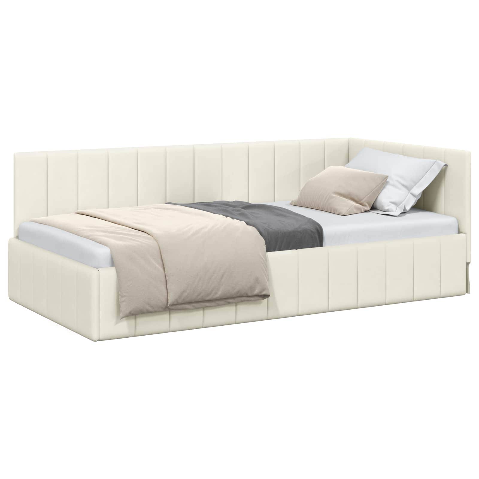 Ein cremefarbenes Tagesbett mit einer beigen Steppdecke, grauem Akzent und weißen Kissen; geeignet für einen kleinen Wohnraum oder ein Gästezimmer.