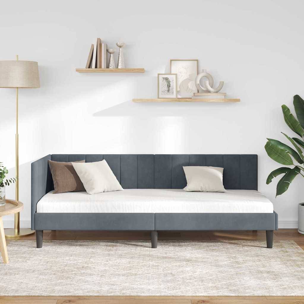 Ein modernes Wohnzimmer zeichnet sich durch ein elegantes graues Tagesbett mit Kissen, eine Stehleuchte, schwebende Regale mit Dekoration und eine Topfpflanze aus.