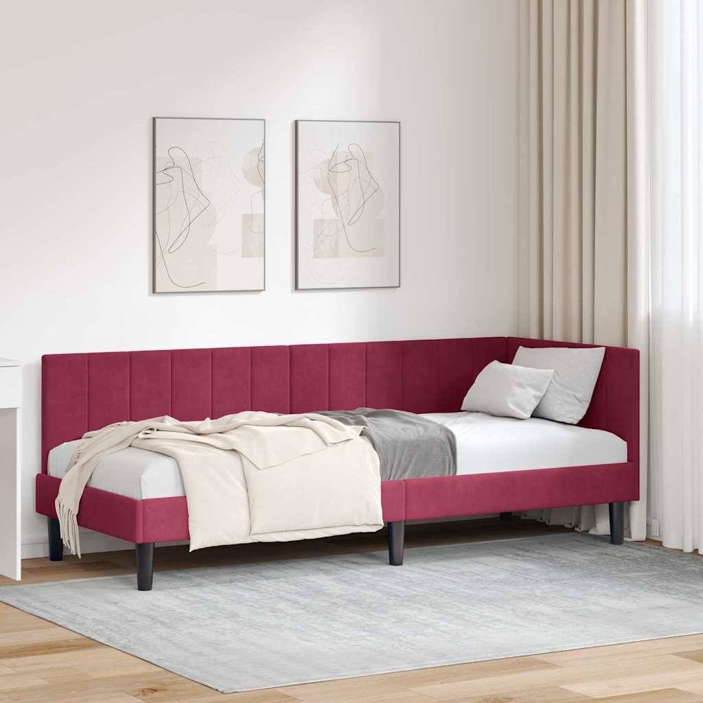 Modernes Schlafzimmer mit einem bordeauxrot gepolsterten Bett, weißer Bettwäsche und einer Wurfdecke, zwei abstrakten gerahmten Drucken darüber, beigen Vorhängen und einem hellgrauen Teppich.