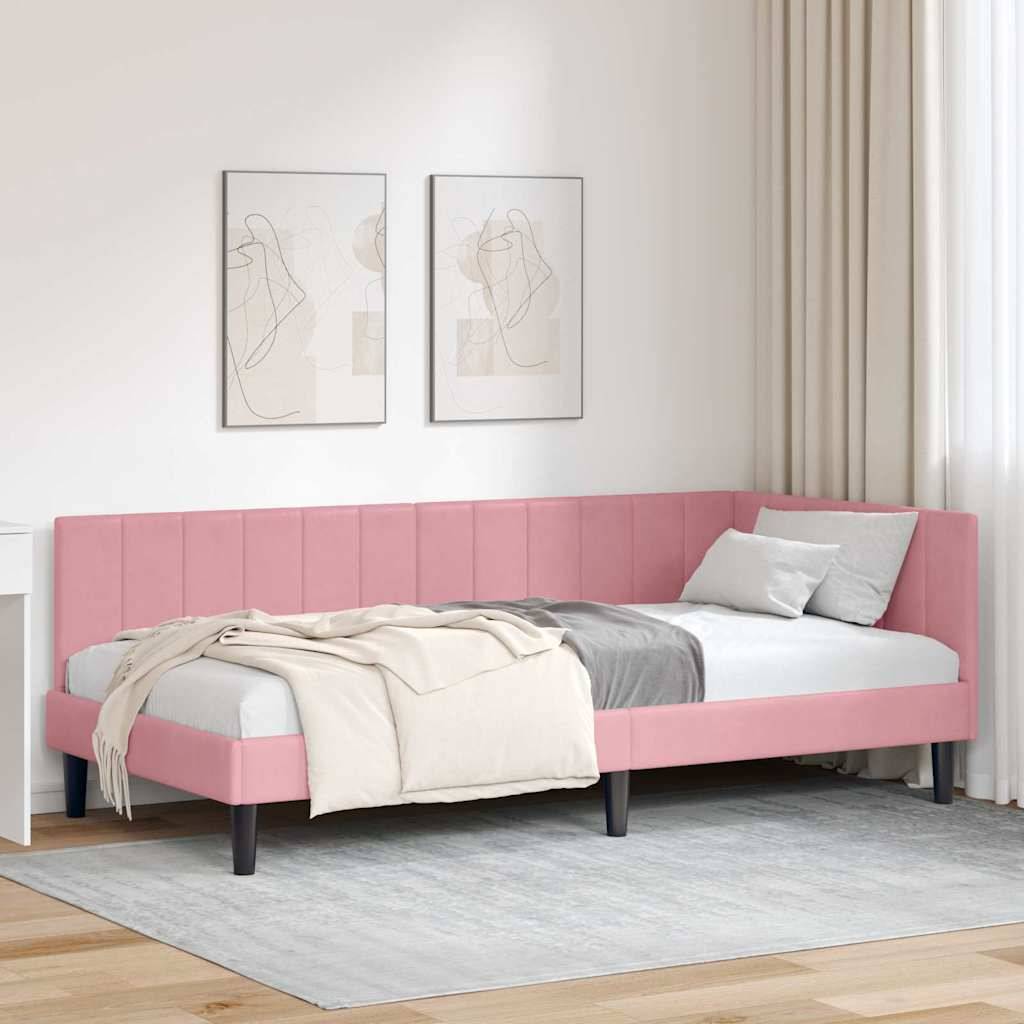 Ein rosa gepolstertes Tagesbett mit heller Bettwäsche und zwei Kissen steht an einer Wand mit abstrakter Kunst. Ein beiger Teppich bedeckt den Holzboden.