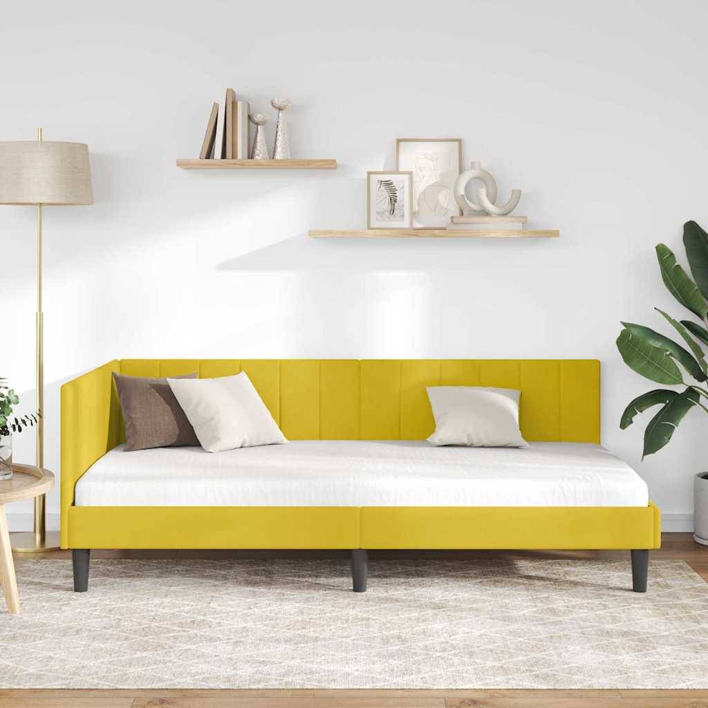 Ein modernes Wohnzimmer mit einem gelben Sofa, weißen Kissen, hölzernen Regalen mit Dekoration, einer Stehlampe und einer Zimmerpflanze vor einer hellgrauen Wand.