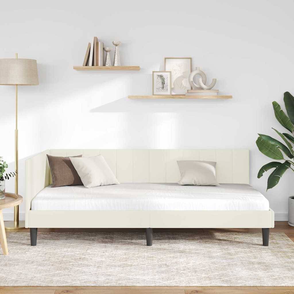 Ein minimalistisches Schlafzimmer mit einem weißen Bett mit neutralen Kissen, einem Holznachttisch mit einer Lampe und Wandregalen mit Dekorationsgegenständen.
