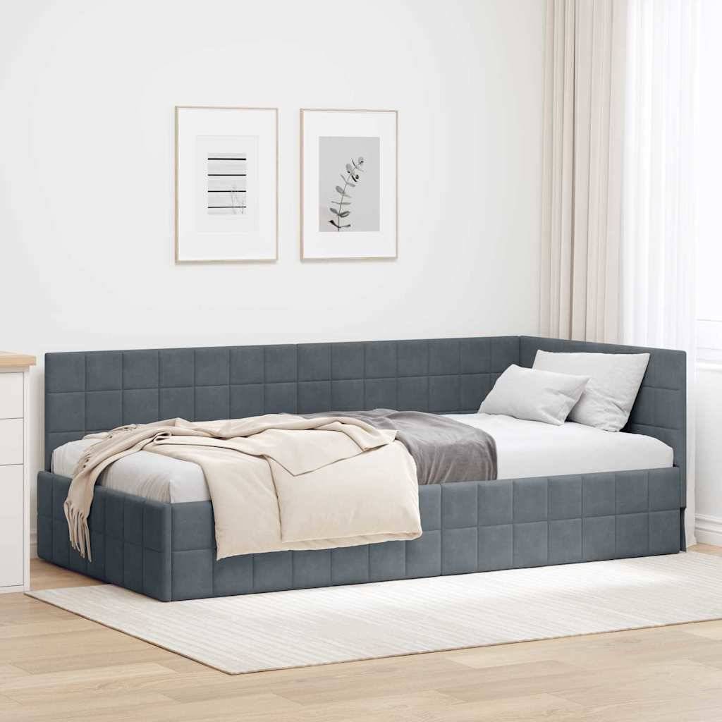 Grau gepolstertes Bett mit niedrigem gestepptem Rahmen in einem hellen, minimalistischen Schlafzimmer, ausgestattet mit weiß-beigen Bettwäsche und Wandkunst darüber.
