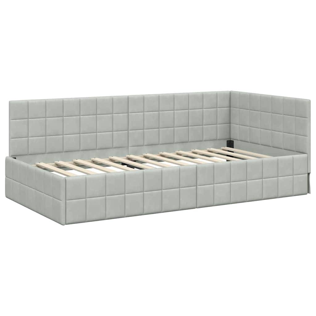 Ein modernes, hellgraues Tagesbett mit hoher, gesteppter Rückenlehne und eingebauten Holzlatten, geeignet für einen zeitgenössischen Wohnraum.
